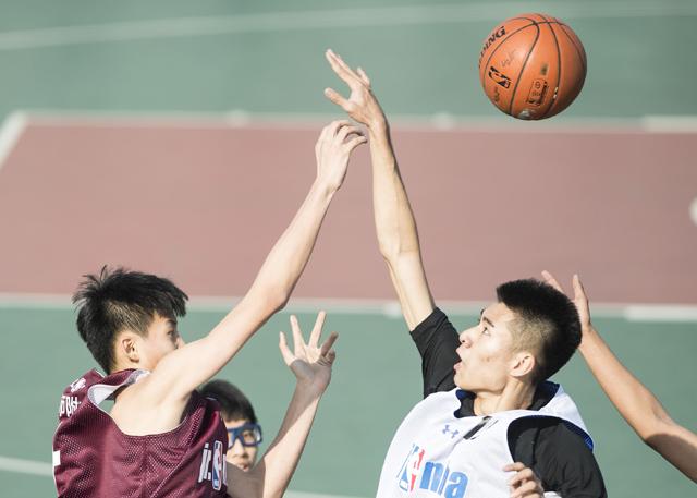 藤原拓海（宫野真守 配音）是一位普通的十八岁高中男生，父亲藤原文太（平田广明 配音）经营着一间豆腐店。从13岁起，天天清晨，文太都要求拓海开着车上山给山上的店家送豆腐，现实上，文太曾是一位赛车手，操纵输送易碎的豆腐，文太但愿可以或许在潜移默化当中练习拓海的车技。固然拓海对赛车这项竞技并没有过量的领会，但现实上，他早已具有了优异的节制和均衡能力。一次偶尔中，拓海在世人眼前揭示了崇高高贵的车技，技惊四座，随后起头涉足赛车界，其实不打不了解的结识了高桥凉介（小野年夜辅 配音）和高桥启介（中村悠一 配音）兄弟两，三人构成了名为Project D的车队。